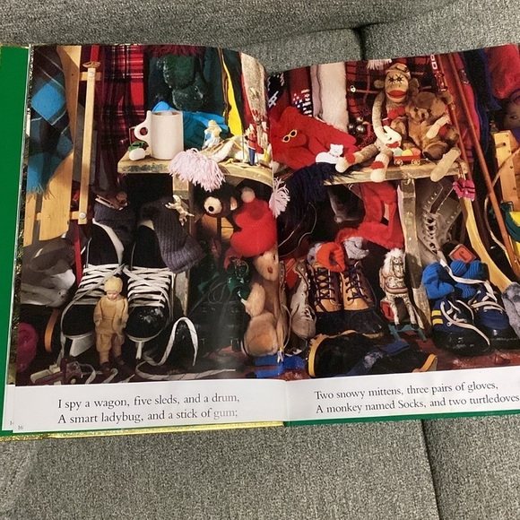 I Spy Christmas book of pictures riddles scholastic beautiful pictures - Picture 3 of 5